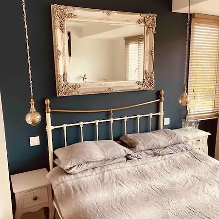 Lovely Semi-beach 2x Pubs -5 Min Walk-pets Welcome-parking-garden Scalby (North Yorkshire)