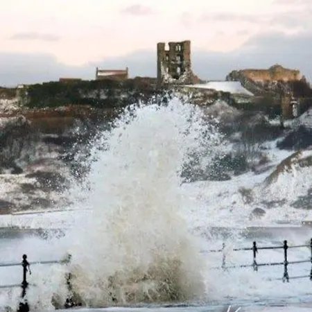 Lovely Semi-beach 2x Pubs -5 Min Walk-pets Welcome-parking-garden Scalby