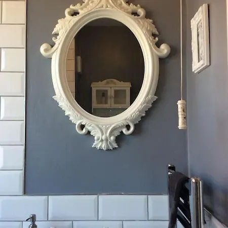 Lovely Semi-beach 2x Pubs -5 Min Walk-pets Welcome-parking-garden