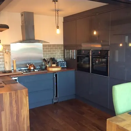 Lovely Semi-beach 2x Pubs -5 Min Walk-pets Welcome-parking-garden