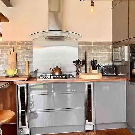 Lovely Semi-beach 2x Pubs -5 Min Walk-pets Welcome-parking-garden