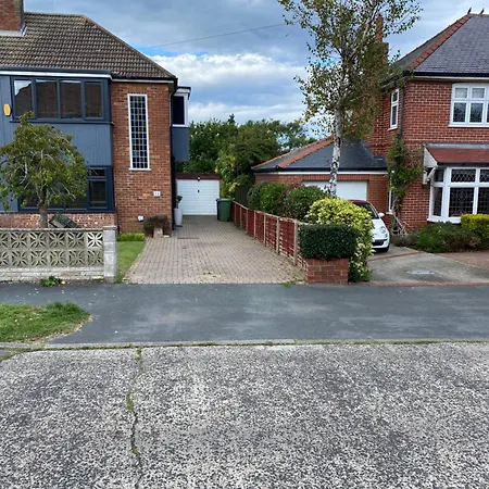 Lovely Semi-beach 2x Pubs -5 Min Walk-pets Welcome-parking-garden * Scalby (North Yorkshire)