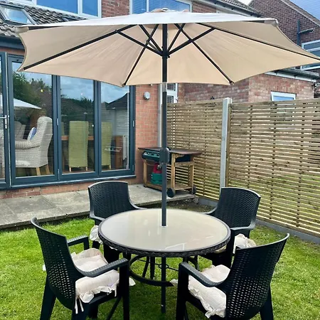 Lovely Semi-beach 2x Pubs -5 Min Walk-pets Welcome-parking-garden