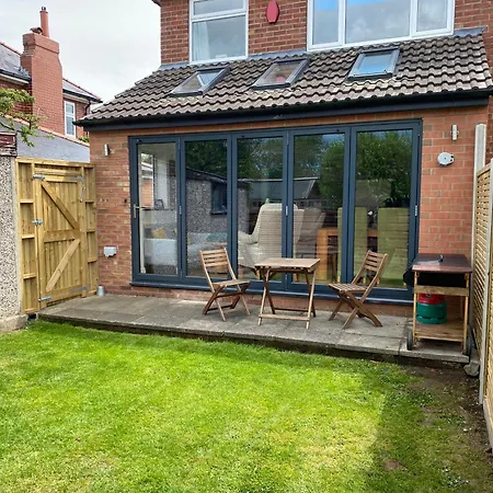 Dom wakacyjny Lovely Semi-beach 2x Pubs -5 Min Walk-pets Welcome-parking-garden