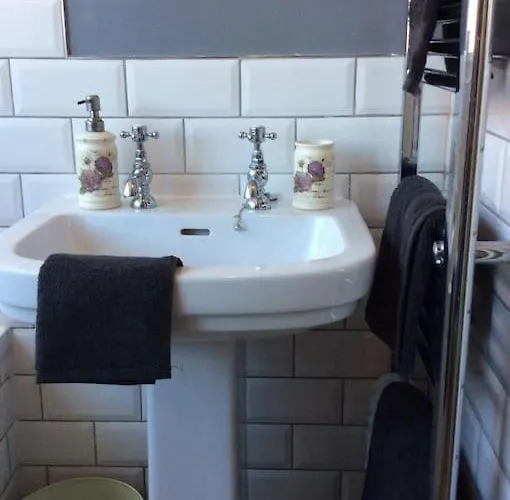 Lovely Semi-beach 2x Pubs -5 Min Walk-pets Welcome-parking-garden Nyaraló Scalby