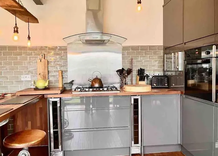 Lovely Semi-beach 2x Pubs -5 Min Walk-pets Welcome-parking-garden