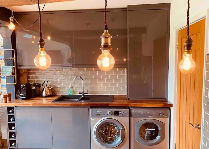 Lovely Semi-beach 2x Pubs -5 Min Walk-pets Welcome-parking-garden Scalby